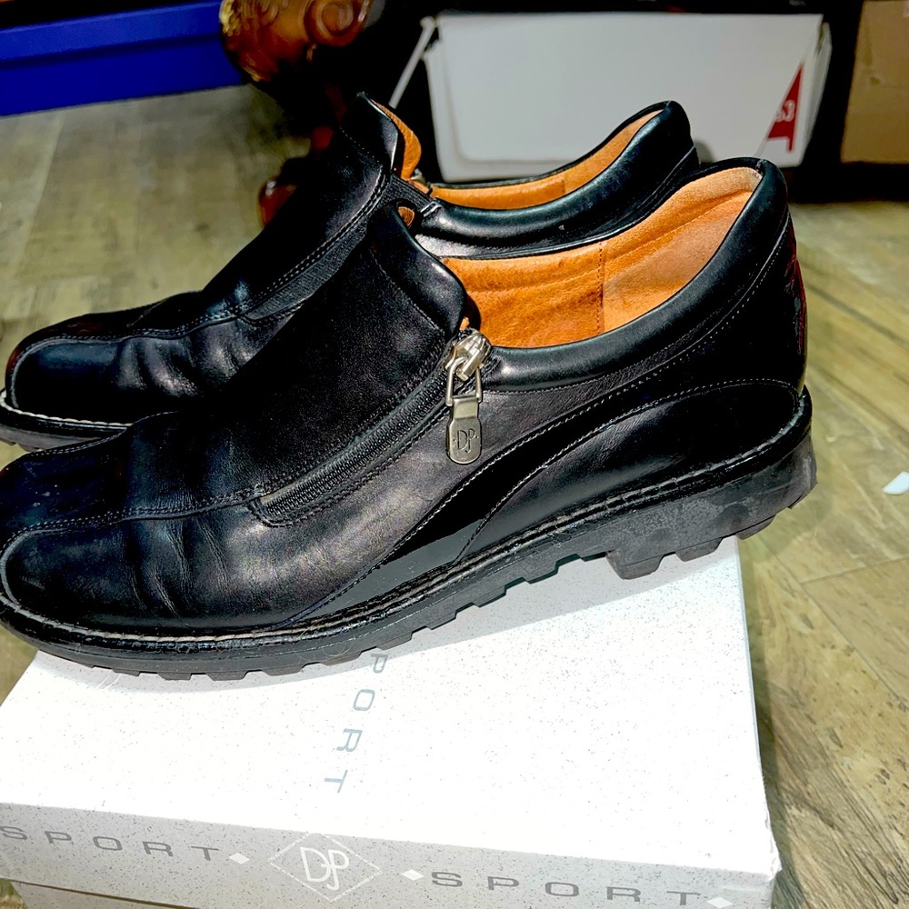 Donald Pliner Uzip size 8 in original box with dust bag.